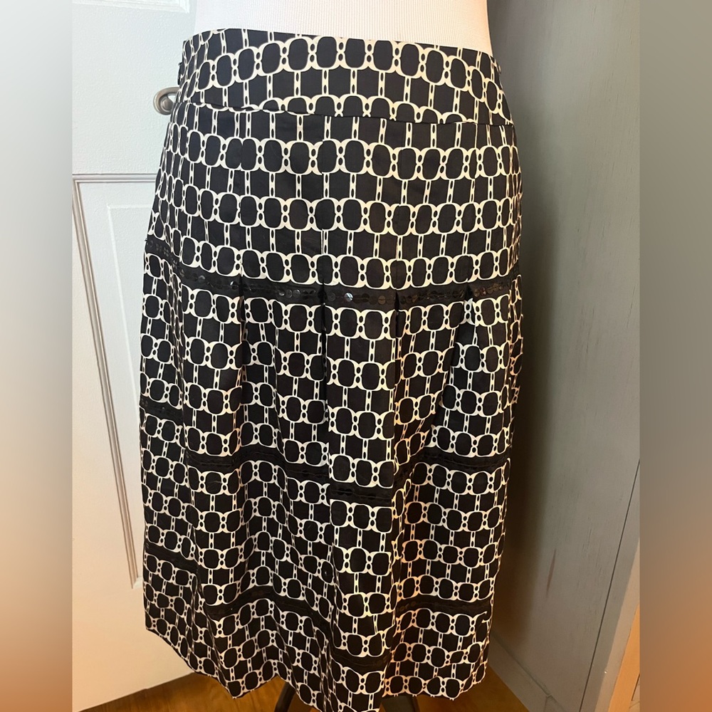 LOFT size 4 - midi length skirt, geometric pattern with sequin detail